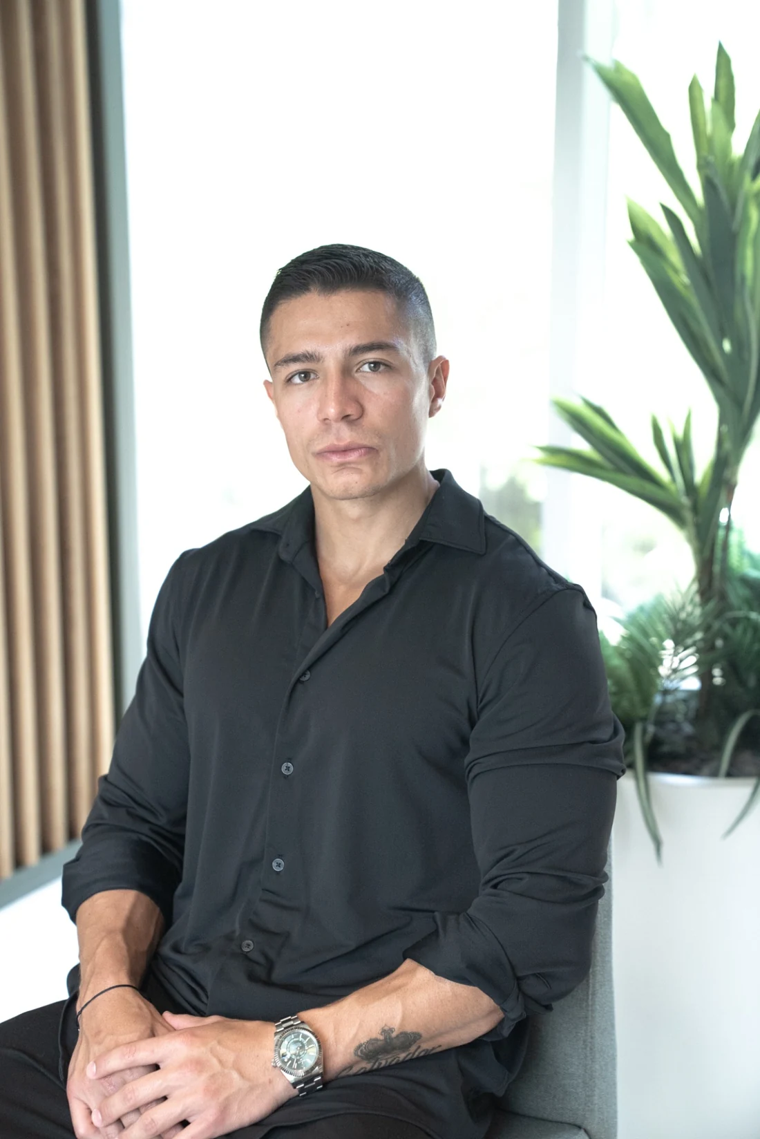 Samuel Arango, cofundador de Cerebelum AI, sentado con camisa negra.